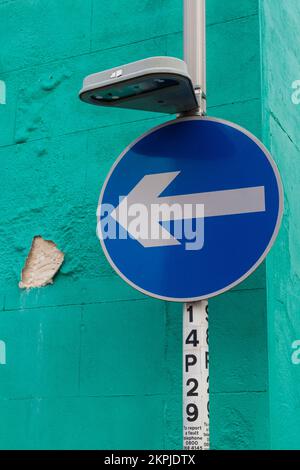 Biegen Sie im Oktober in eine Richtung links ab in Weymouth, Dorset UK Stockfoto