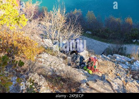 Touristen in der Nähe der Süßwasserquelle des Flusses Cetina in Kroatien. Informationsschalter von Cetina Spring. Stockfoto