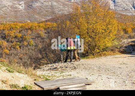 Touristen in der Nähe der Süßwasserquelle des Flusses Cetina in Kroatien. Informationsschalter von Cetina Spring. Stockfoto