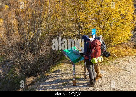 Touristen in der Nähe der Süßwasserquelle des Flusses Cetina in Kroatien. Informationsschalter von Cetina Spring. Stockfoto