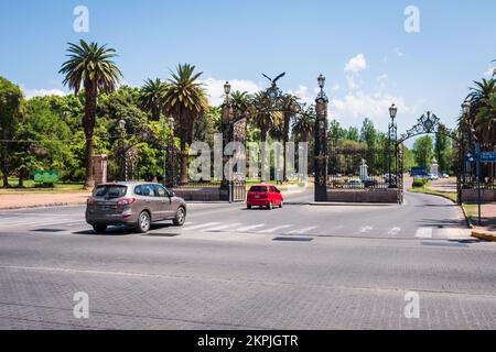 Eiserne Tore zum Parque General San Martin in Mendoza, Argentinien Stockfoto