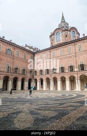 Turin, Italien - 05-06-2022: Der Hof des Königspalastes von Turin Stockfoto