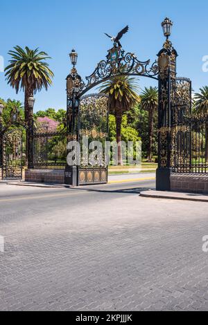 Eiserne Tore zum Parque General San Martin in Mendoza, Argentinien Stockfoto