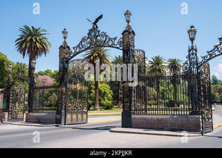 Eiserne Tore zum Parque General San Martin in Mendoza, Argentinien Stockfoto