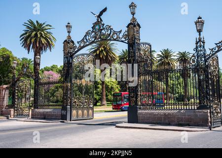 Eiserne Tore zum Parque General San Martin in Mendoza, Argentinien Stockfoto