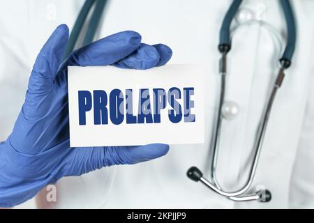 Medizinisches Konzept. Der Arzt hat eine Visitenkarte, auf der steht: PROLAPS Stockfoto