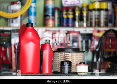 Ölfilter, Luftfilter, Ölschmiermittel, Kraftstofffilter und Innenraumfilter in der Werkstatt für Autoteile. Stockfoto