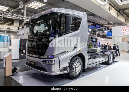 Elektrischer BYD ETH8 19-Tonnen-Lkw für Logistik und Abfallsammlung auf der IAA Transportwagenmesse in Hannover. Deutschland - 20. September 20 Stockfoto