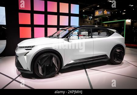 Renault Scenic Vision Konzeptfahrzeug mit vollelektrischem Crossover-SUV, präsentiert auf der Paris Motor Show, Frankreich - 17. Oktober 2022. Stockfoto