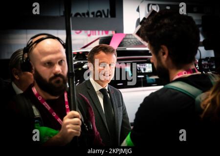 Frankreichs Präsident Emmanuel Macron besucht den Eröffnungstag des Pariser Autosalons, Frankreich - 17. Oktober 2022. Stockfoto