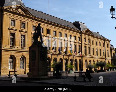 Silhouette der Bronzestatue von Marshal Fabert vor dem Rathaus, Place d'Armes, Metz, Region Grand Est, Frankreich, Europa Stockfoto