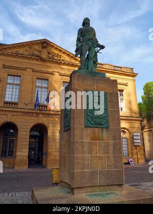 Bronzestatue von Marshal Fabert vor der Touristeninformation, Place d'Armes, Metz, Region Grand Est, Frankreich, Europa Stockfoto