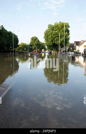 Ein Teil der Longbridge Road, East London, ist angeblich durch eine geplatzte Wasserleitung überflutet. Stockfoto