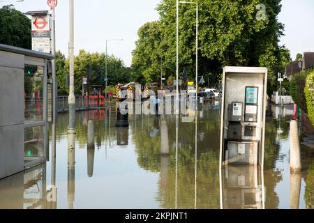 Ein Teil der Longbridge Road, East London, ist angeblich durch eine geplatzte Wasserleitung überflutet. Stockfoto