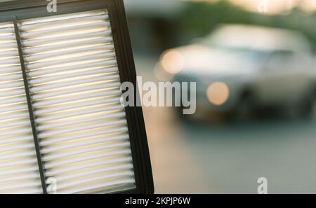 Teile des Luftfilters für Kfz-Elemente im Straßenhintergrund mit Kopierraum, Wartungskonzept für Fahrzeuge. Stockfoto