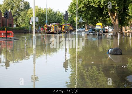 Ein Teil der Longbridge Road, East London, ist angeblich durch eine geplatzte Wasserleitung überflutet. Stockfoto