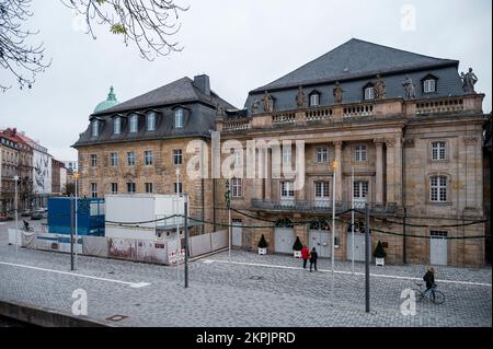 28. November 2022, Bayreuth: Blick auf das Redoutenhaus und das zukünftige Museum 'Margraviale Oper'. Weltkulturerbe & Museum' und das Margraviale Opernhaus (r). Die weltberühmte Margravialoper in Bayreuth verfügt über ein eigenes Museum und ein Weltkulturerbe: Sie wird derzeit im benachbarten Komödien- und Redoutenhaus gebaut, das bis April 2023 umgebaut wird. Foto: Daniel Vogl/dpa Stockfoto