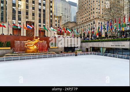 New York. Manhattan. Vereinigte Staaten. Das Rockfeller Center. Eislaufbahn. Stockfoto