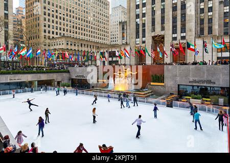 New York. Manhattan. Vereinigte Staaten. Das Rockfeller Center. Eislaufbahn. Stockfoto