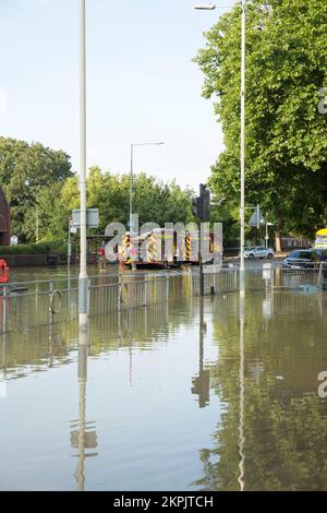 Ein Teil der Longbridge Road, East London, ist angeblich durch eine geplatzte Wasserleitung überflutet. Stockfoto