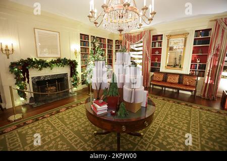 Washington, USA. 28.. November 2022. Die Bibliothek ist am 28. November 2022 im Weißen Haus in Washington, DC, zu Weihnachten dekoriert. (Foto: Oliver Contreras/SIP?A USA) Guthaben: SIPA USA/Alamy Live News Stockfoto