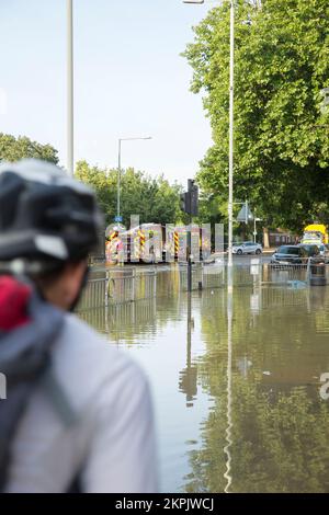 Ein Teil der Longbridge Road, East London, ist angeblich durch eine geplatzte Wasserleitung überflutet. Stockfoto