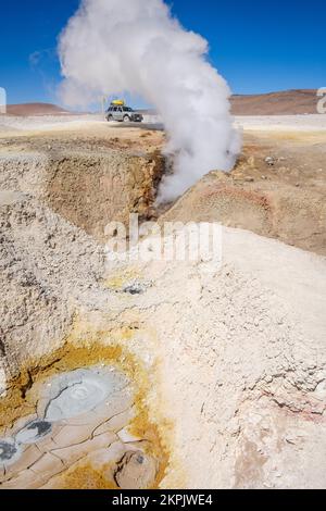 Kochendes Schlammbecken und eine Dampfsäule aus einem Geysir in der geothermischen Gegend Sol de Mañana (Morgensonne) im Eduardo Avaroa National Reserve, Bolivien Stockfoto