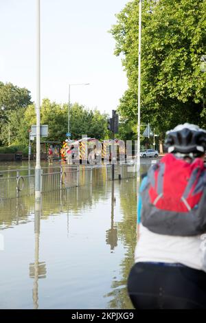 Ein Teil der Longbridge Road, East London, ist angeblich durch eine geplatzte Wasserleitung überflutet. Stockfoto