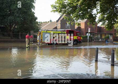 Ein Teil der Longbridge Road, East London, ist angeblich durch eine geplatzte Wasserleitung überflutet. Stockfoto