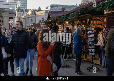 Yuletide Weihnachtsmarkt am Trafalgar Square, saisonale Verkaufsstände für Geschenke, Speisen und Getränke gegenüber der National Gallery, London, Großbritannien Stockfoto