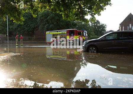 Ein Teil der Longbridge Road, East London, ist angeblich durch eine geplatzte Wasserleitung überflutet. Stockfoto