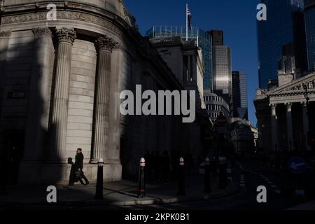 Die Stadtarbeiter verblassen am Nachmittag das Licht vor der Bank of England, Ecke Bank Station, während sich die Stadt durch die finanzielle Finsternis in Großbritannien fortbewegt Stockfoto