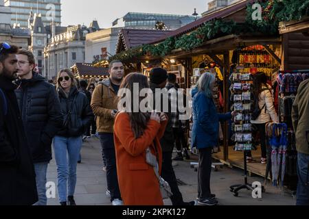 Yuletide Weihnachtsmarkt am Trafalgar Square, saisonale Verkaufsstände für Geschenke, Speisen und Getränke gegenüber der National Gallery, London, Großbritannien Stockfoto