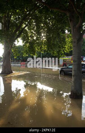 Ein Teil der Longbridge Road, East London, ist angeblich durch eine geplatzte Wasserleitung überflutet. Stockfoto