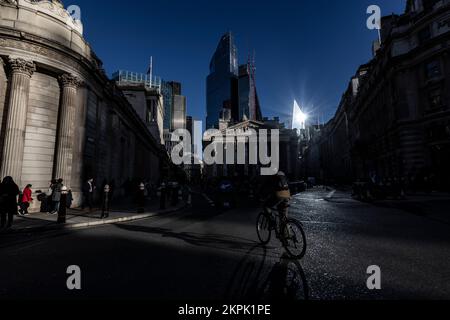 Die Stadtarbeiter verblassen am Nachmittag das Licht vor der Bank of England, Ecke Bank Station, während sich die Stadt durch die finanzielle Finsternis in Großbritannien fortbewegt Stockfoto