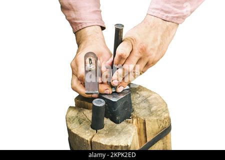 Herstellung mittelalterlicher Münzen durch Gießen und Schmieden, isoliert auf weißem Hintergrund. Rekonstruktion der Ereignisse des Mittelalters in Europa. Stockfoto
