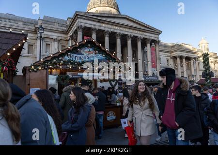 Yuletide Weihnachtsmarkt am Trafalgar Square, saisonale Verkaufsstände für Geschenke, Speisen und Getränke gegenüber der National Gallery, London, Großbritannien Stockfoto