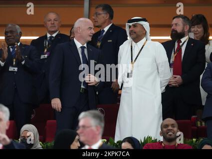 FIFA-Präsident Gianni Infantino (links) und Scheich Khalid bin Khalifa bin Abdul Aziz Al Thani auf der Tribüne vor dem Spiel der Gruppe G der FIFA-Weltmeisterschaft im Stadium 974 in Doha, Katar. Foto: Montag, 28. November 2022. Stockfoto