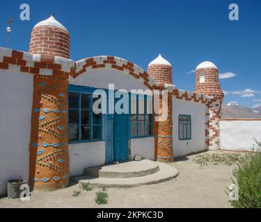 Blick auf die Fassade der farbenfrohen sunnitischen Moschee im hoch gelegenen Dorf Alichur kyrgyz am Pamir Highway, Viertel Murghab, Gorno-Badakshan, Tadschikistan Stockfoto