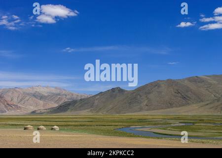 Kirgisische Nomadensyurten auf Sommerweide mit Berghintergrund entlang der hoch gelegenen Pamir Highway in der Nähe von Murghab, Gorno-Badakshan, Tadschikistan Stockfoto