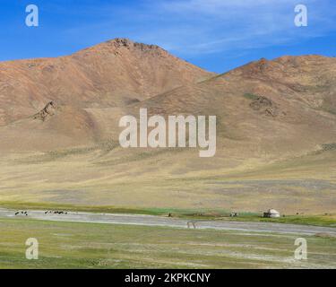 Kirgisische Nomadenjurte auf Sommerweide mit farbenfrohem Berghintergrund entlang der hoch gelegenen Pamir Highway nahe Murghab, Gorno-Badakshan, Tadschikistan Stockfoto