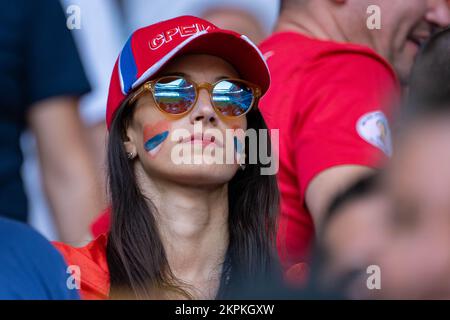 Al-Wakrah, Katar. 28.. November 2022. Serbischer Fan beim FIFA-Weltmeisterschaftsspiel Katar 2022 Gruppe B zwischen Kamerun und Serbien im Al Janoub Stadium in Al-Wakrah, Katar, am 28. November 2022 (Foto: Andrew Surma/Credit: SIPA USA/Alamy Live News Stockfoto