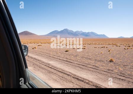 Fahrzeugspuren in der Wüste von Siloli in Altiplano oder High Plains, noch in der Provinz Lipez, Potosi Department, Bolivien Stockfoto