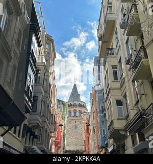 Galataturm am Ende einer Straße, Beyoglu, Istanbul, Türkei Stockfoto