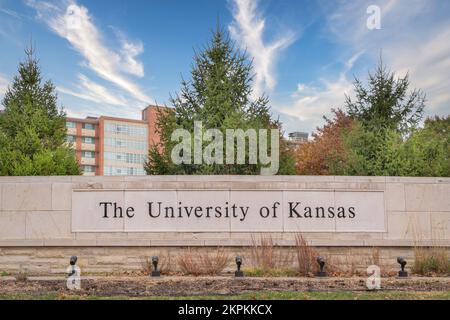 LAWRENCE, KS, USA - 3. NOVEMBER 2022: Ziegelsteineineingangsschild auf dem Campus der University of Kansas. Stockfoto