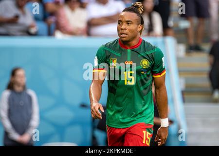 Pierre Kunde aus Kamerun beim FIFA-Weltmeisterschaftsspiel Katar 2022 Gruppe B zwischen Kamerun und Serbien im Al Janoub Stadium in Al-Wakrah, Katar, am 28. November 2022 (Foto: Andrew Surma/SIPA USA) Stockfoto