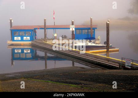 Pitt Meadows Jachthafen, Tankstelle im Nebel. South Arm of Alouette River, Pitt Meadows, B.C., Kanada. Stockfoto