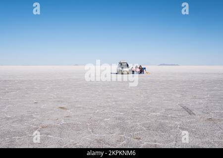 Geländewagen und Menschen, die den Tag auf dem Salar de Uyuni (Uyuni Salzplatte), Potosi Department, Bolivien genießen Stockfoto