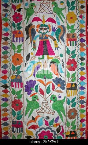 Gujarat-Stickerei mit Blumen und Papageien Stockfoto