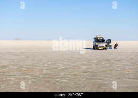 Geländewagen und Menschen, die den Tag auf dem Salar de Uyuni (Uyuni Salzplatte), Potosi Department, Bolivien genießen Stockfoto